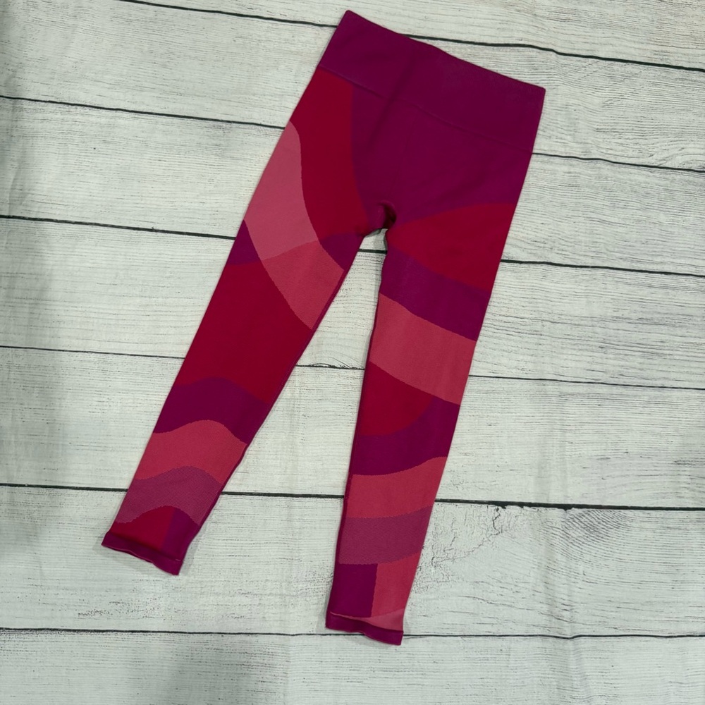 Fabletics High-Waisted Seamless Colorblock Capri Size Medium Very Berry Pink
